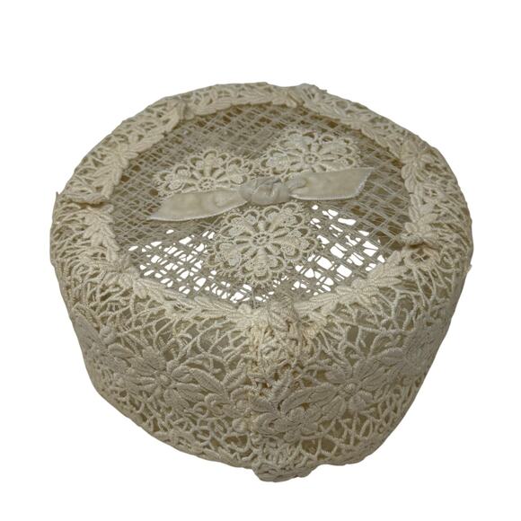 Vintage 1960s Ivory Pillbox Hat Floral Lace Overlay Velvet Accents Sz S - Picture 1 of 5